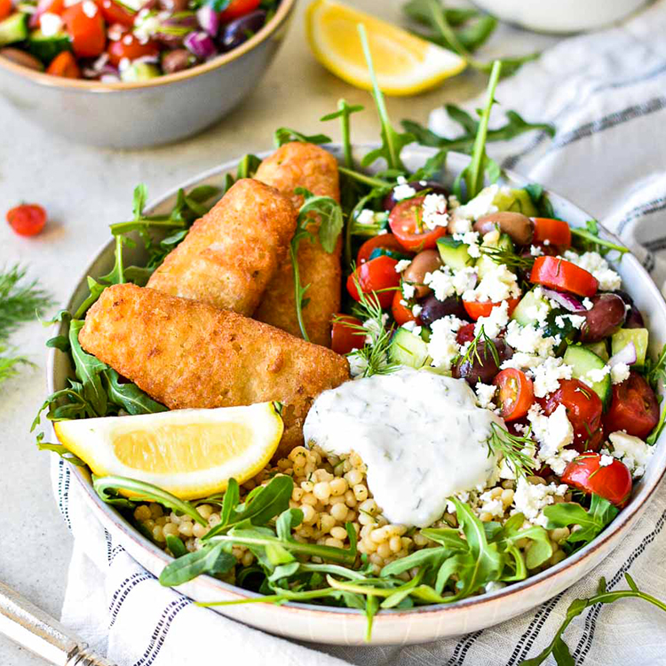 Bol de filet de poisson pané à la grecque