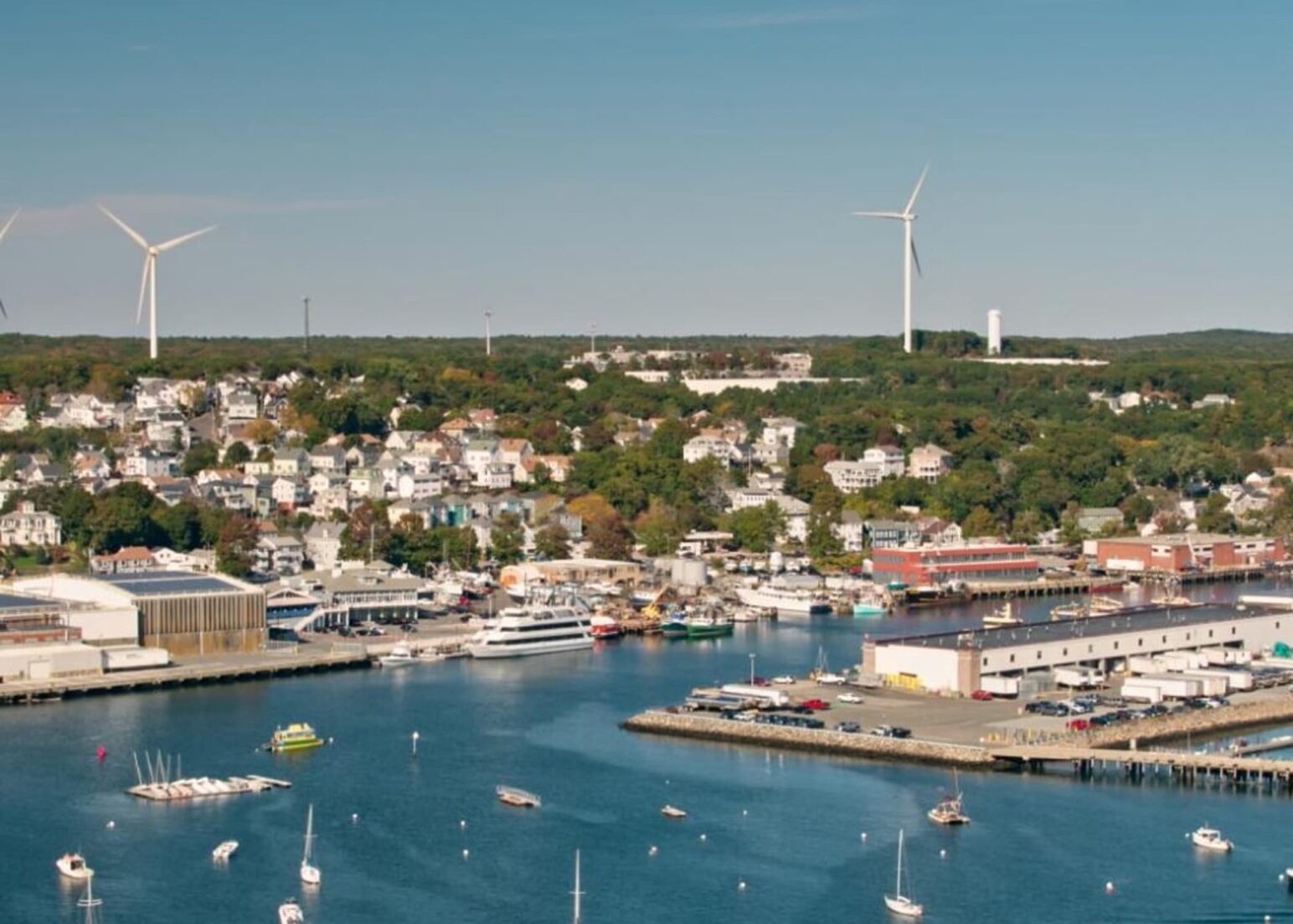 Port de Gloucester Massachusetts et vue à vol d'oiseau des installations de production