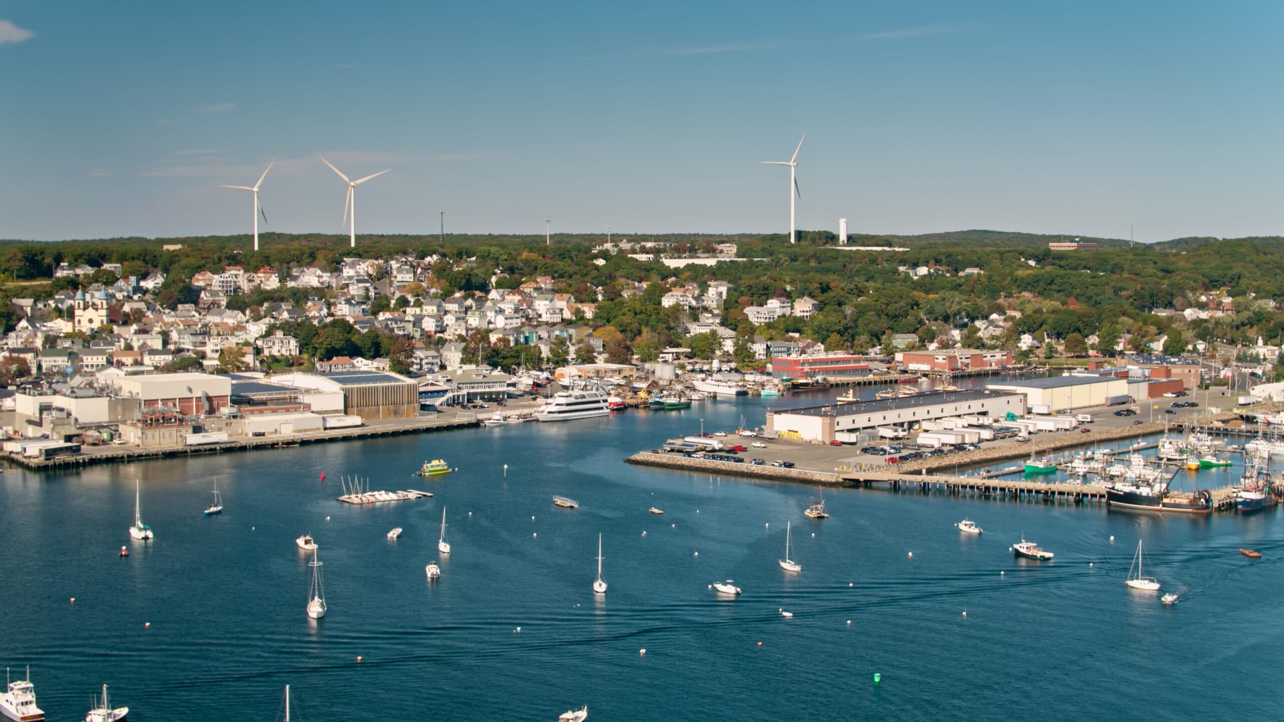 Port de Gloucester Massachusetts et vue à vol d'oiseau des installations de production