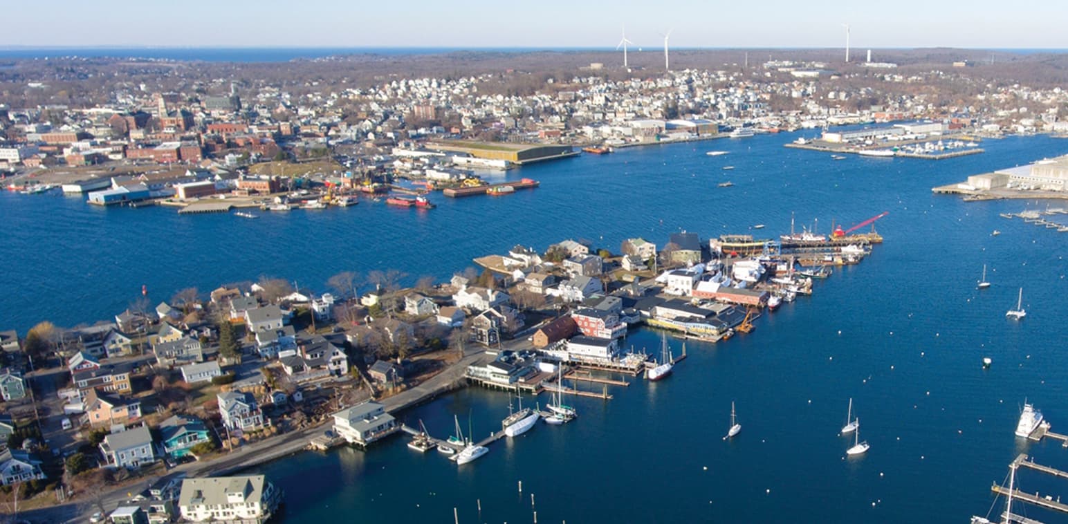 Port de Gloucester Massachusetts et vue à vol d'oiseau des installations de production