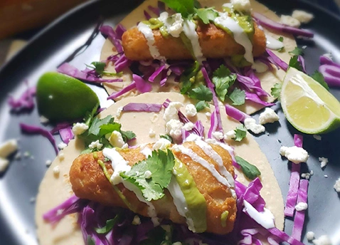 Tacos au poisson avec salade de chou au citron vert et jalapeno